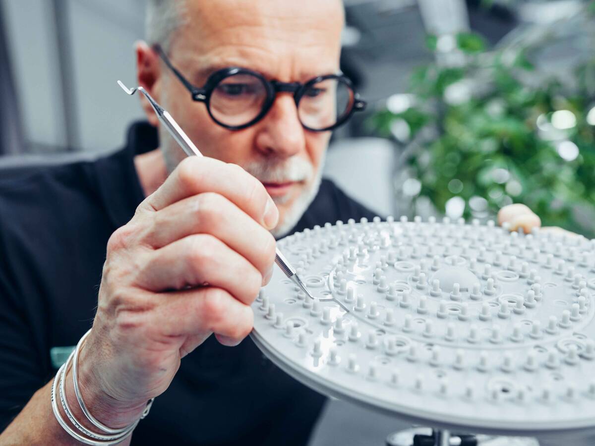 Un collaboratore di hansgrohe verifica che una doccia sia della migliore qualità.