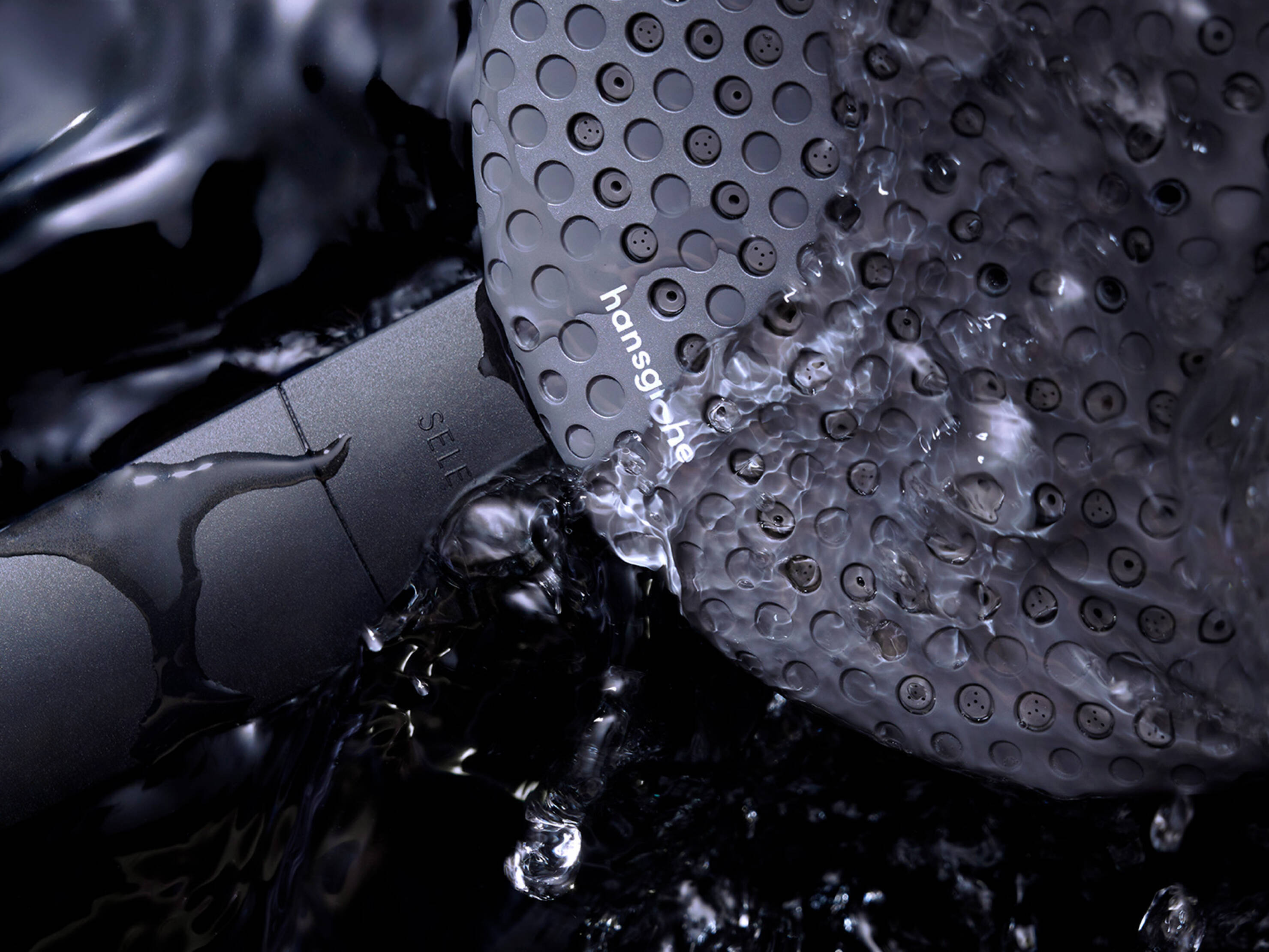 Doccetta nero opaco hansgrohe con design a rete. Doccetta nero opaco hansgrohe con design a rete.