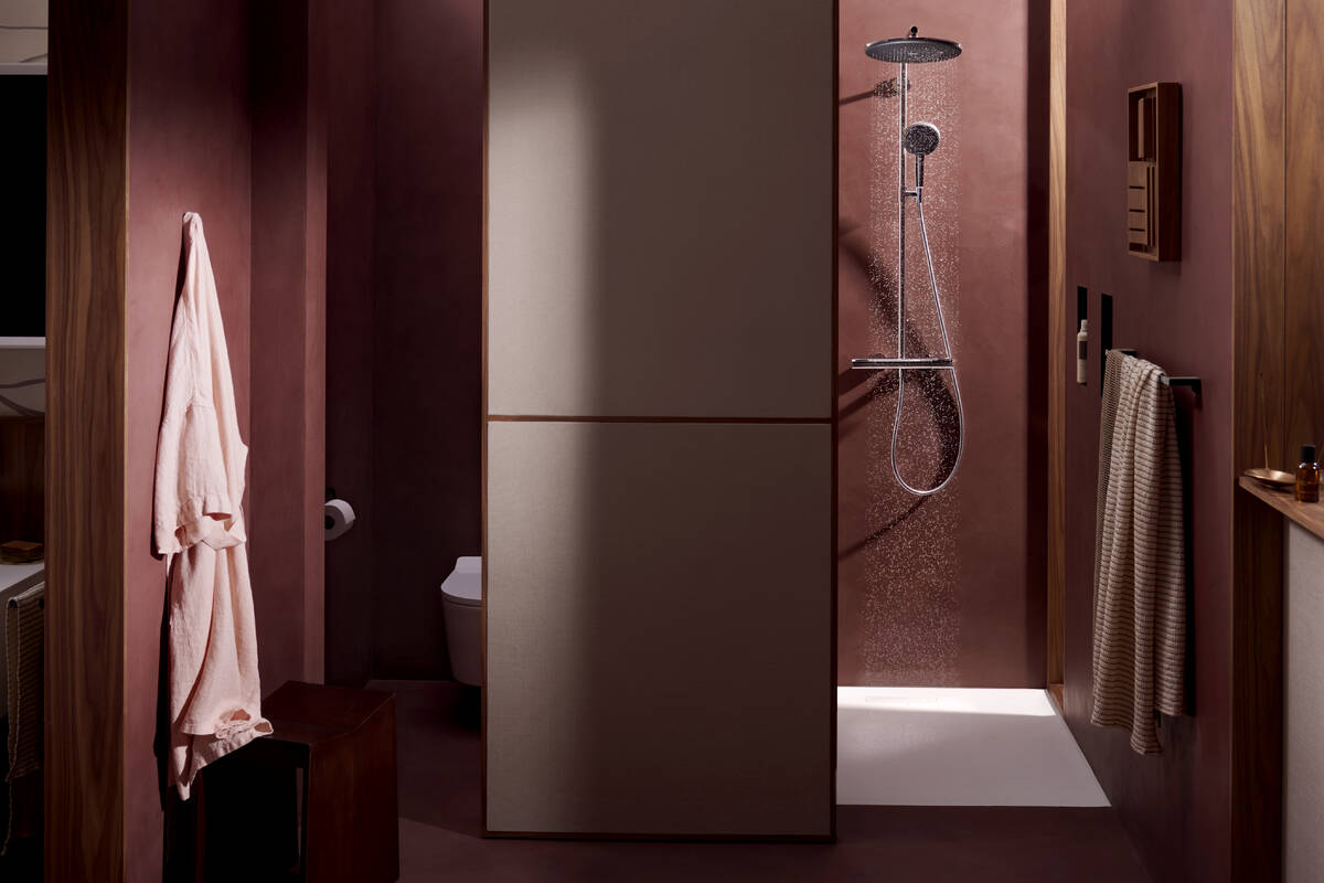 Lämmin, kokonaisvaltaisesti suunniteltu hansgrohe designkylpyhuone.