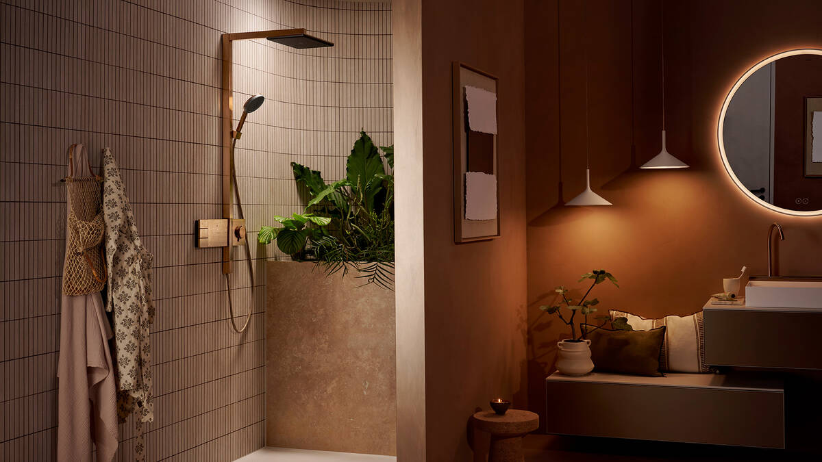 Baño hansgrohe de diseño cálido y concebido de forma holística.