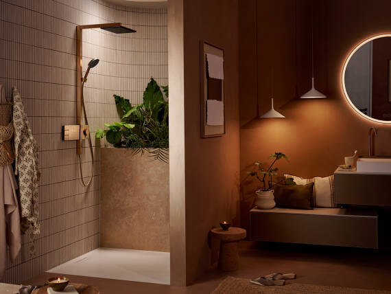 hansgrohe Traumbad mit Raindance Alive Showerpipe in Brushed Bronze.