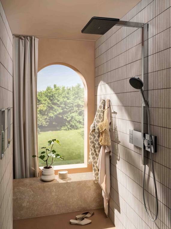 Dusche mit halbhoher Trennwand und Vorhang.