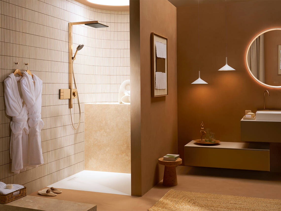 Mediterranes Bad mit Walk-in-Dusche, warmen Farben und klaren Zonen.