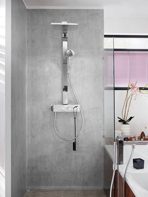 Sichtbeton im Bad mit Duschsystem aus Chrom.