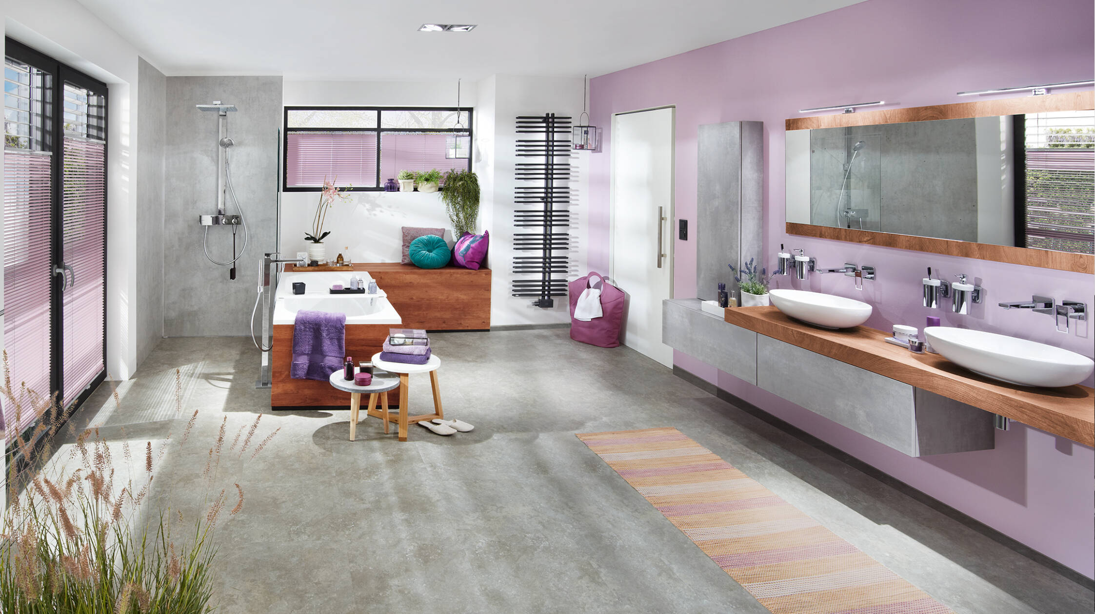 Grosses Traumbad mit Sichtbeton und femininem Farbkonzept.