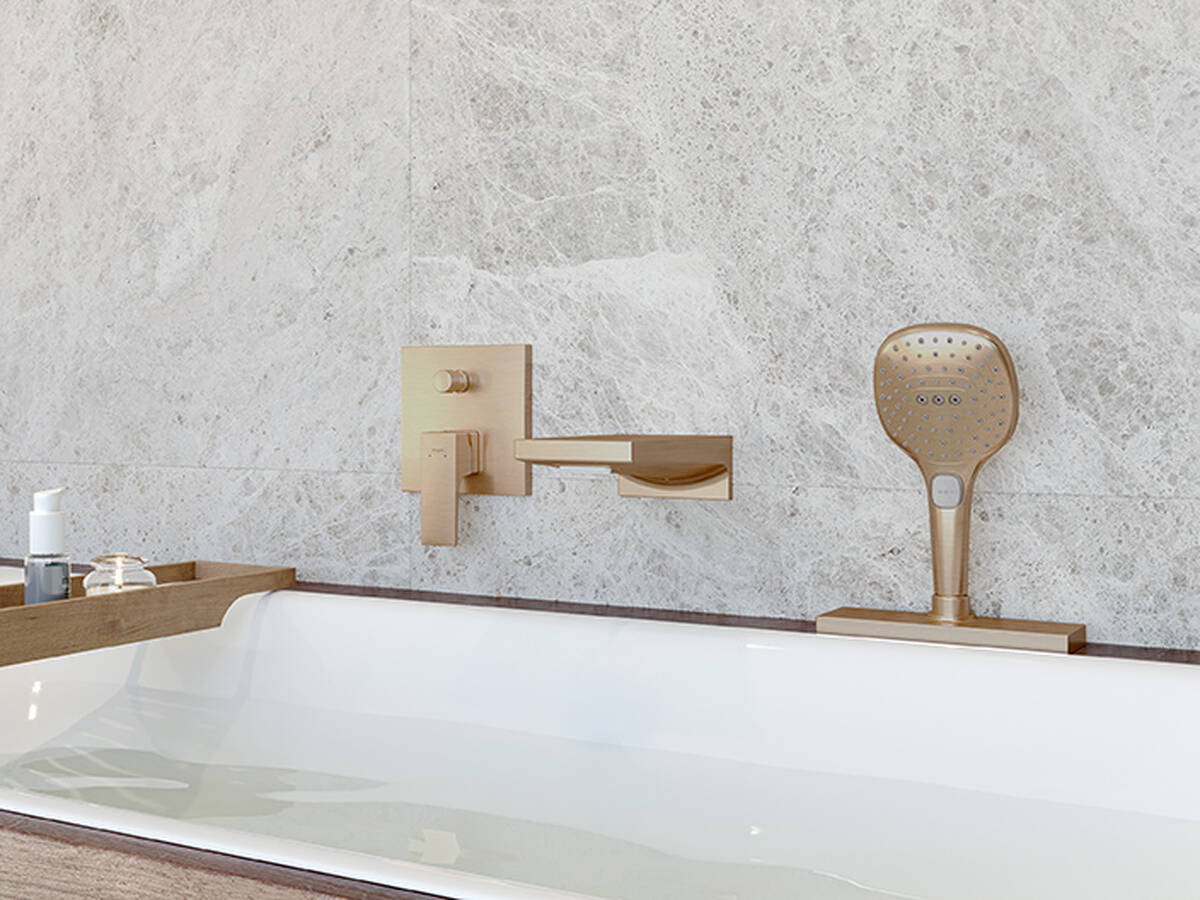 Armatur und Duschkopf am Wannenrand.