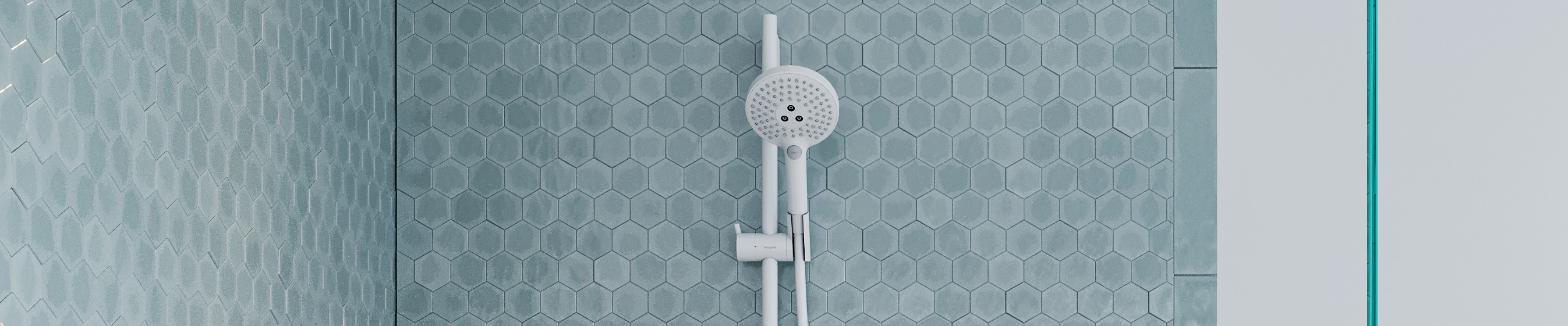 Sprchová sada od hansgrohe s ručnou sprchou pri použití.