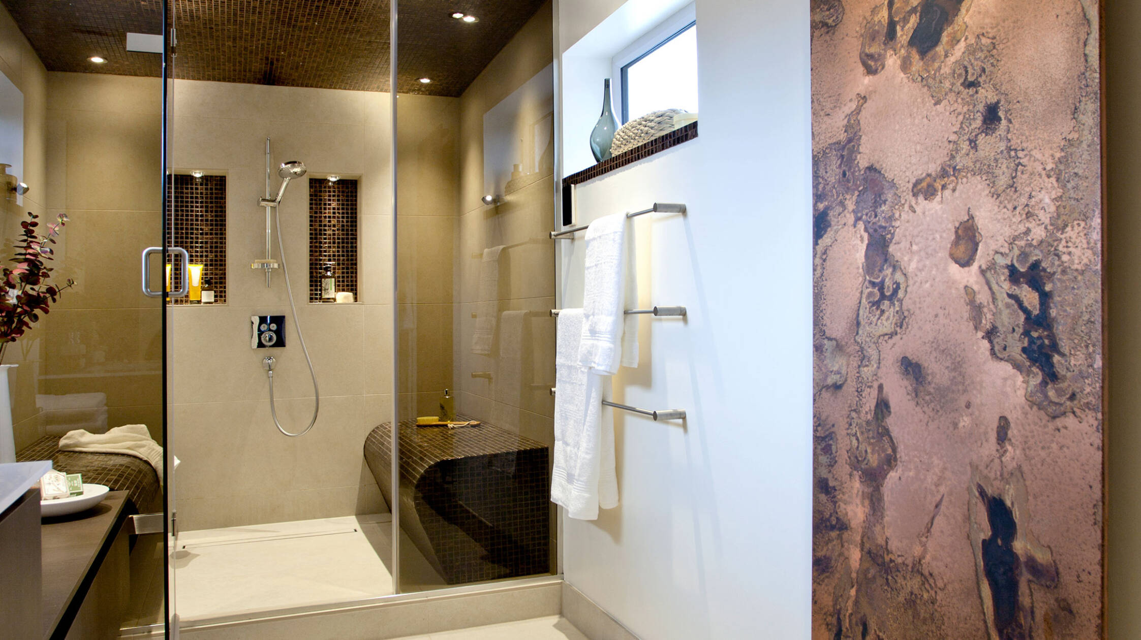 Stilfullt badrum med stor dusch och elegant duschset.