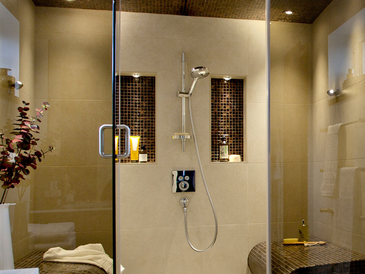 https://assets.hansgrohe.com/celum/web/raindance-select-s_warm-bronze-bathroom_bath-detail_4x3.jpg