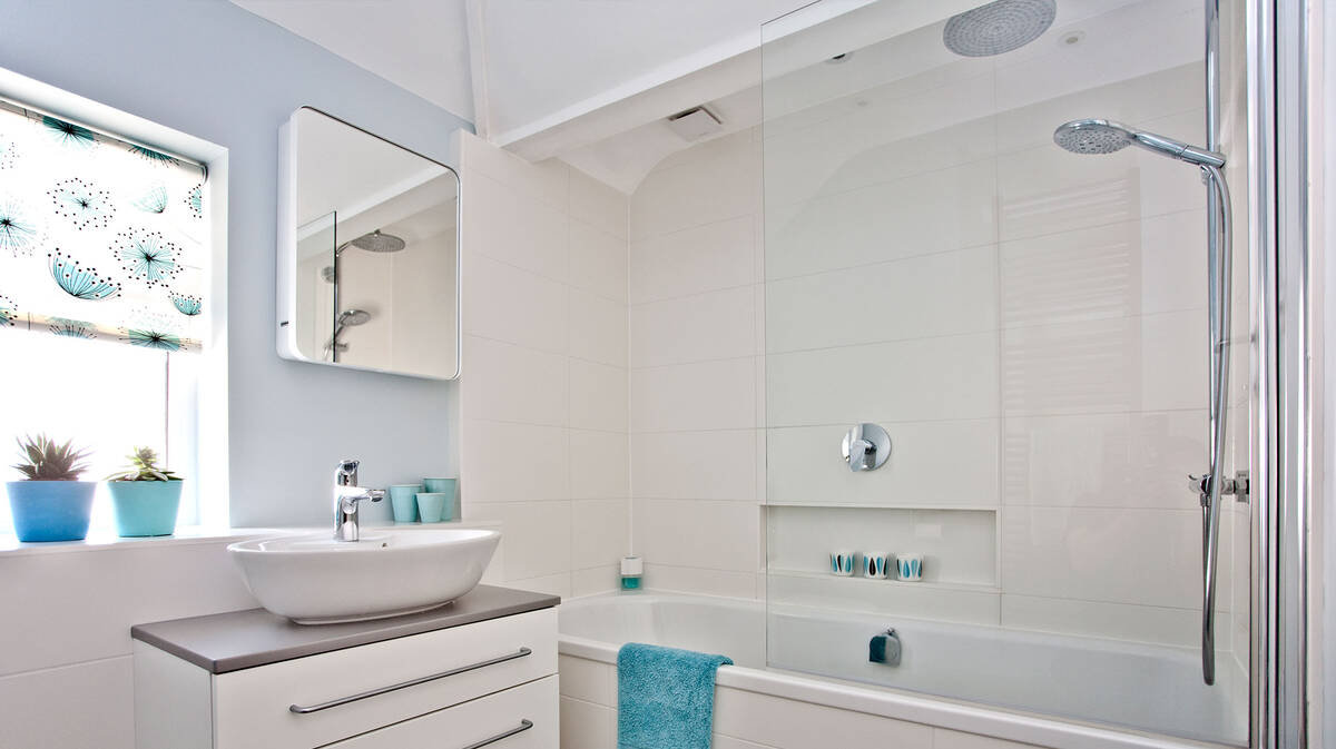 Intérieur De Salle De Bain Moderne Avec Baignoire Sur Pied Près De La  Fenêtre