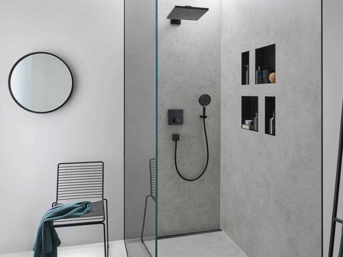Douche à l’italienne avec caniveau de douche RainDrain et accessoires XtraStoris.