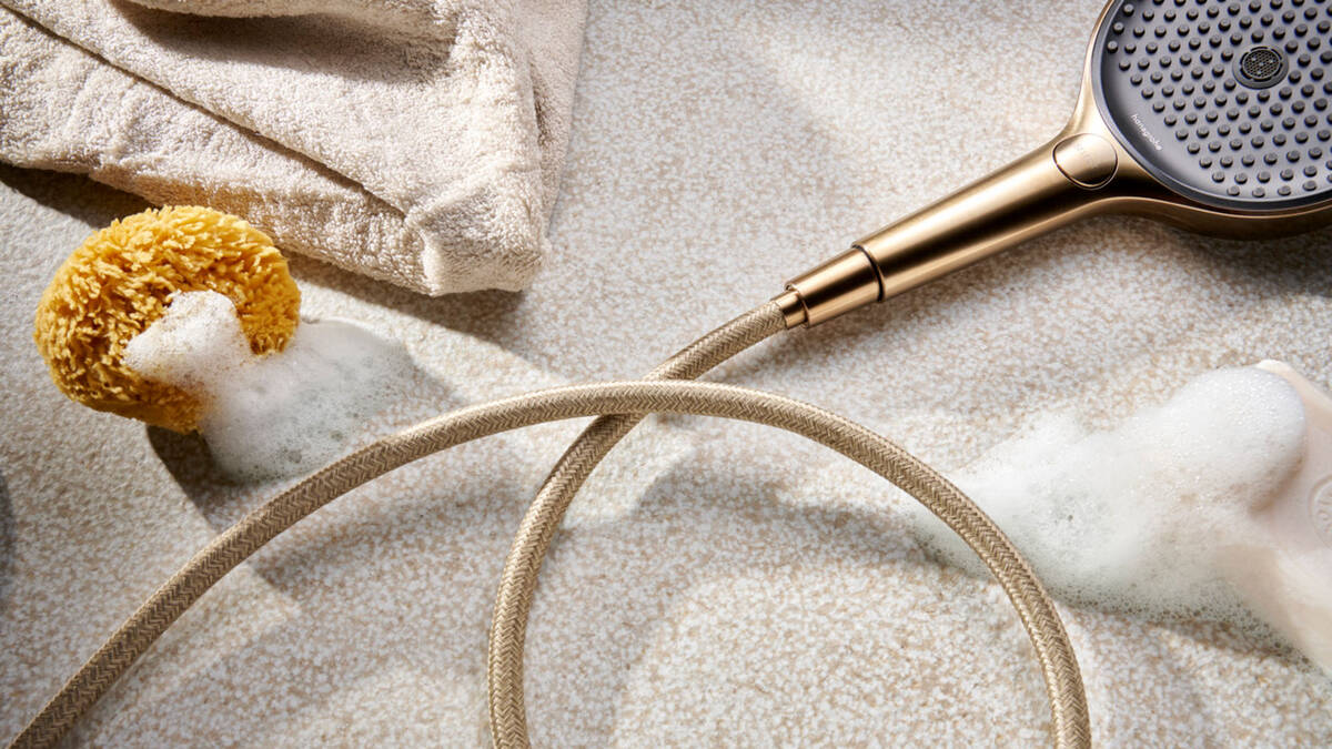 Femme se douchant avec le flexible de douche couleur bronze Designflex.