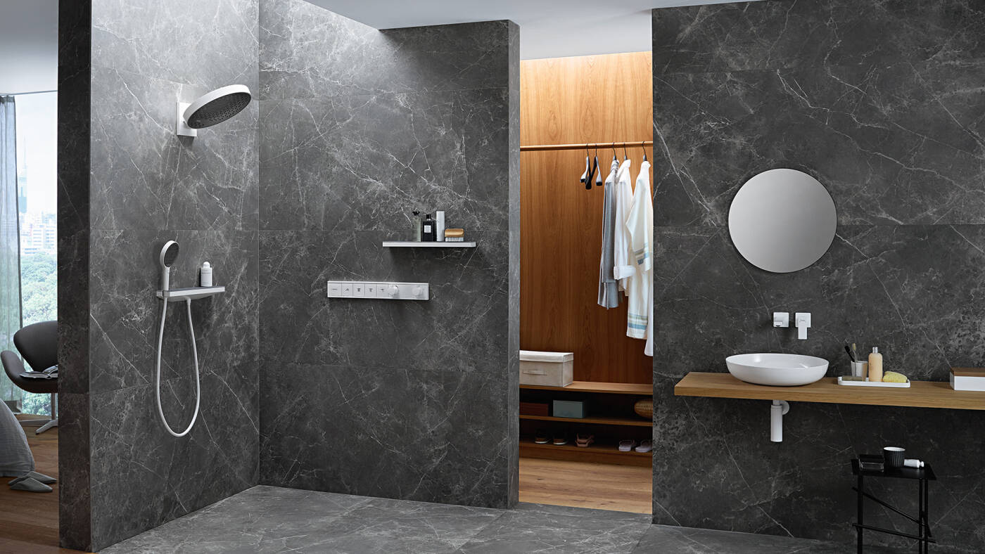 hansgrohe Badezimmer mit mattweißen Brausen.