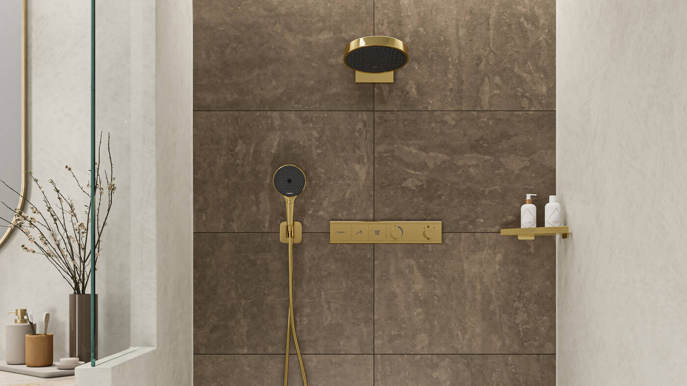 hansgrohe Duschambiente mit goldenen Armaturen und Brausen.