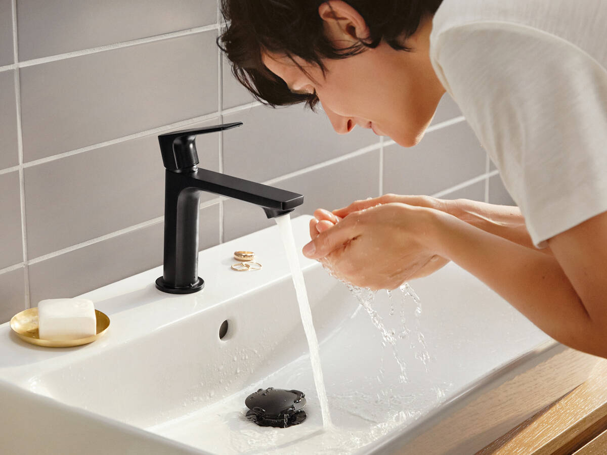 hansgrohe CoolStart hilft Warmwasserenergie zu sparen.