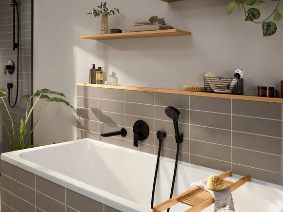 Concealed installation on the bath tub with Rebris E and Vernis Blend.