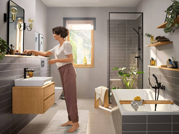 Bathroom with Rebris E on the sink and Vernis Blend showers.