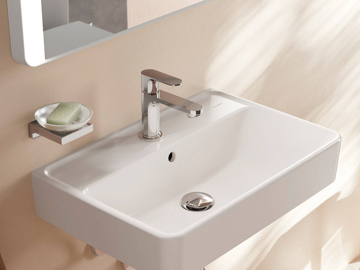 Rebris vandhane i krom ved vask.