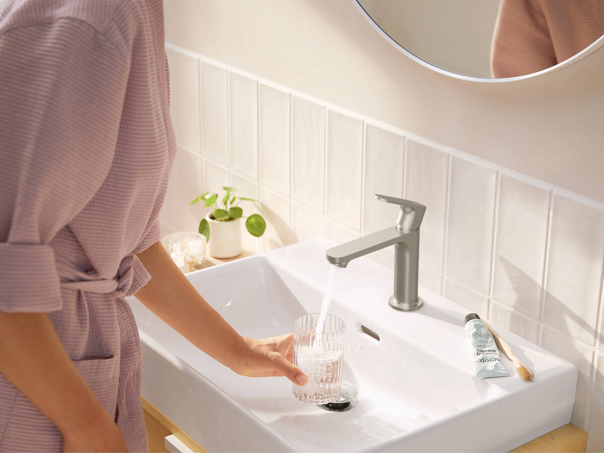 The Rebris S tap goes perfectly with the wash basin.