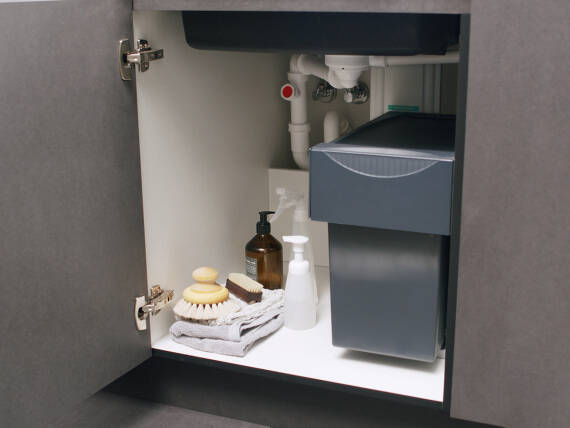 Pladsbesparende sBox i køkkenvaskens underskab.