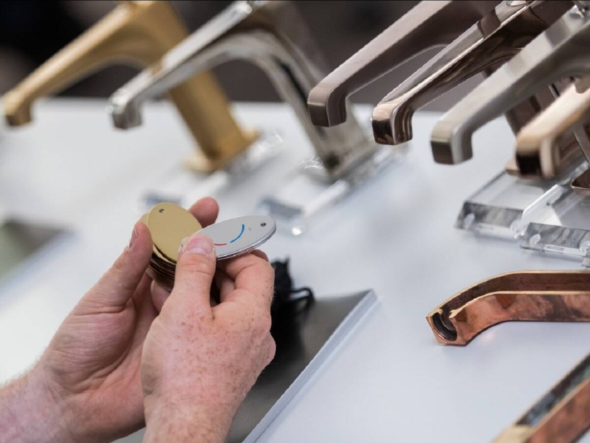 Eine Auswahl an verschiedener, farbiger AXOR Mischer.