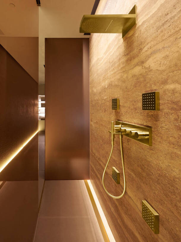 Hotelreferenz mit AXOR Designarmaturen in Goldoptik. Hotelreferenz mit AXOR Designarmaturen in Goldoptik.