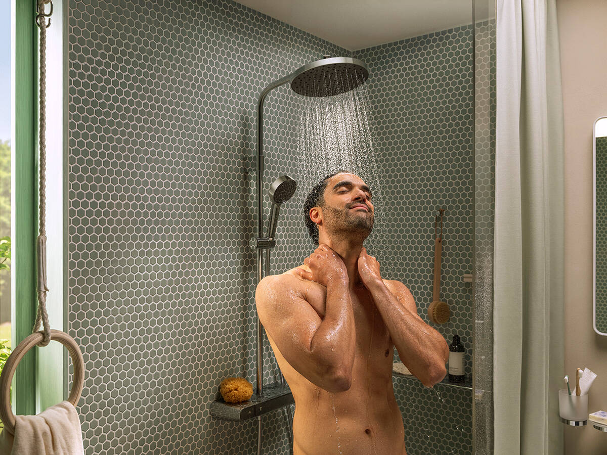 Man doucht onder grote Activera S hoofddouche.