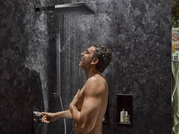 Litteä, puristinen piiloasennustermostaatti suihkuun.