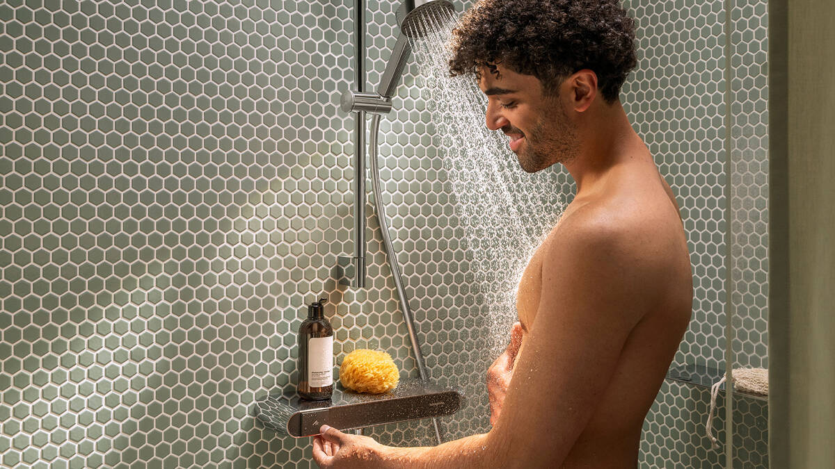 Mand betjener ShowerTablet Select 360 fra hansgrohe.