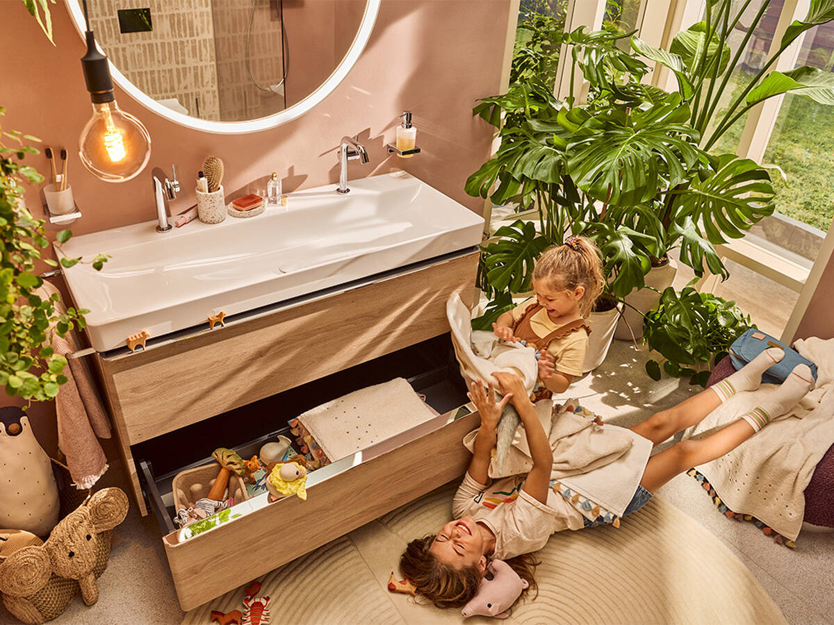 Family bathroom from hansgrohe with well thought-out bathroom furniture.