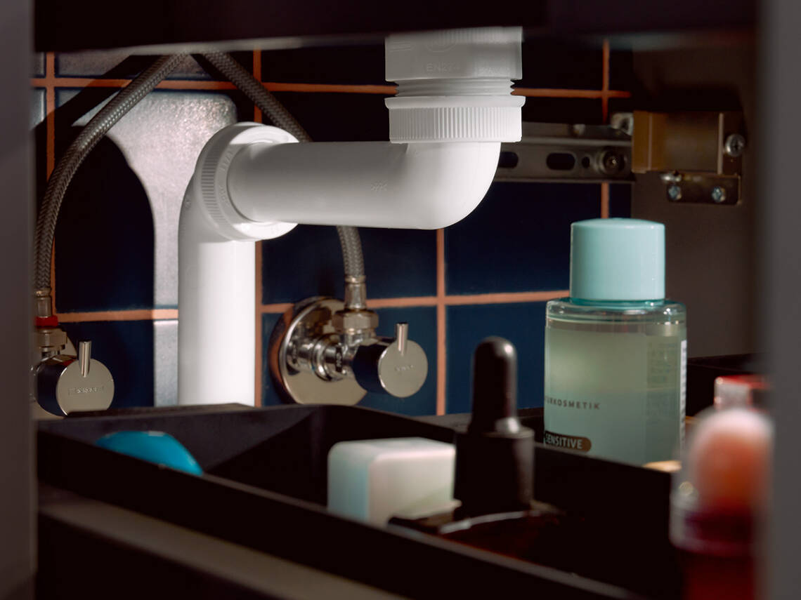 In detail: Space saving siphon in the vanity unit.