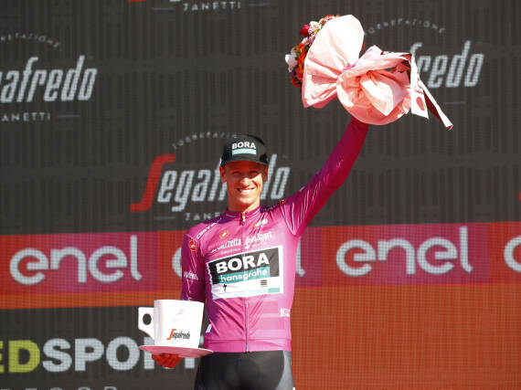 Pascal Ackermann en maillot rose lors de la cérémonie de remise des prix.