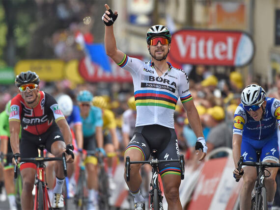 Sagan unveils new rainbow jersey