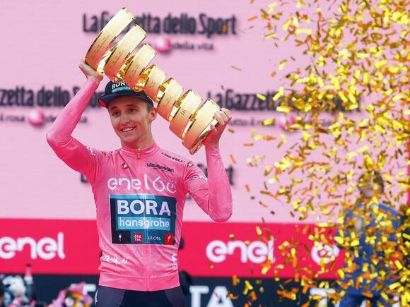 Le vainqueur du Giro Jai Hindley avec son trophée et son maillot rose.