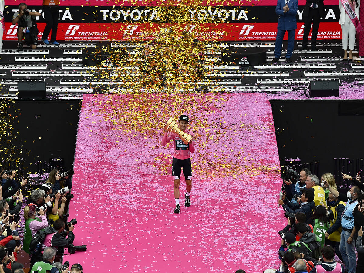 Jai Hindley bei Siegerehrung Giro d'Italia.