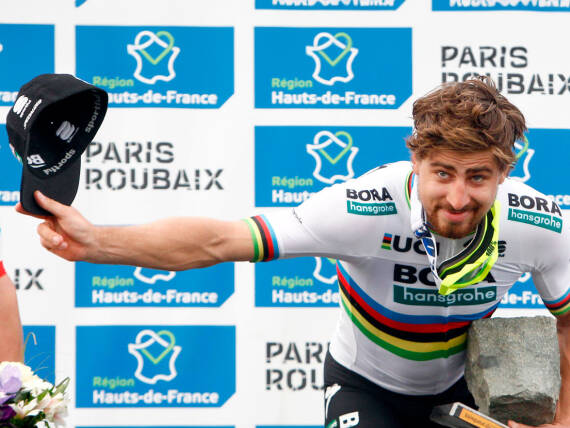 Peter Sagan sur la première marche du podium de la mythique Paris-Roubaix.