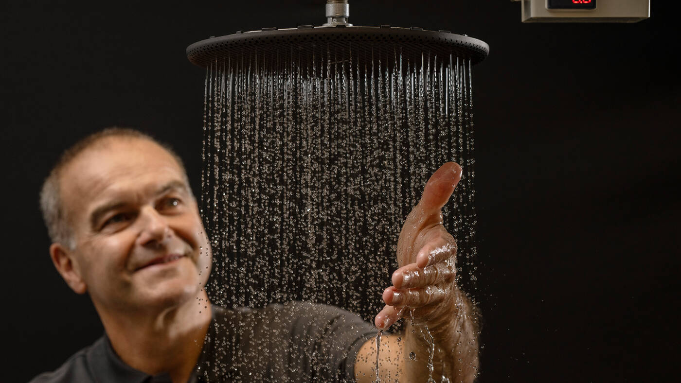 Pracownicy Hansgrohe sprawdzają strumień pod kątem regularnego kształtu.