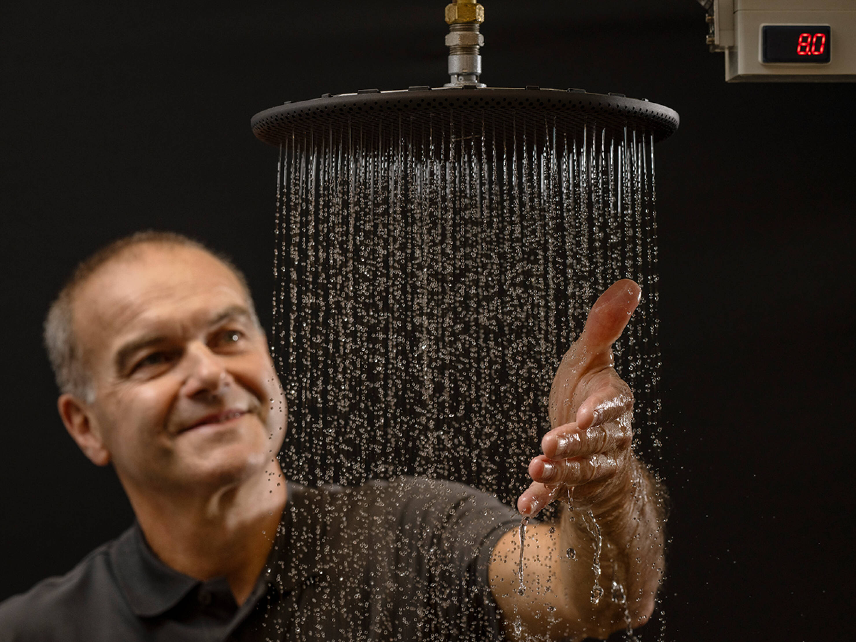 Hansgrohe Mitarbeiter prüft das Strahlbild der Kopfbrause.