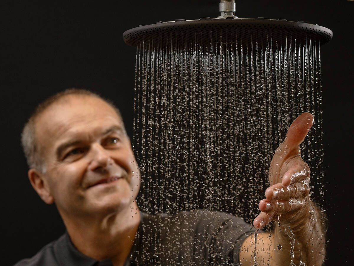 Man fühlt hansgrohe PowderRain-Strahlart.