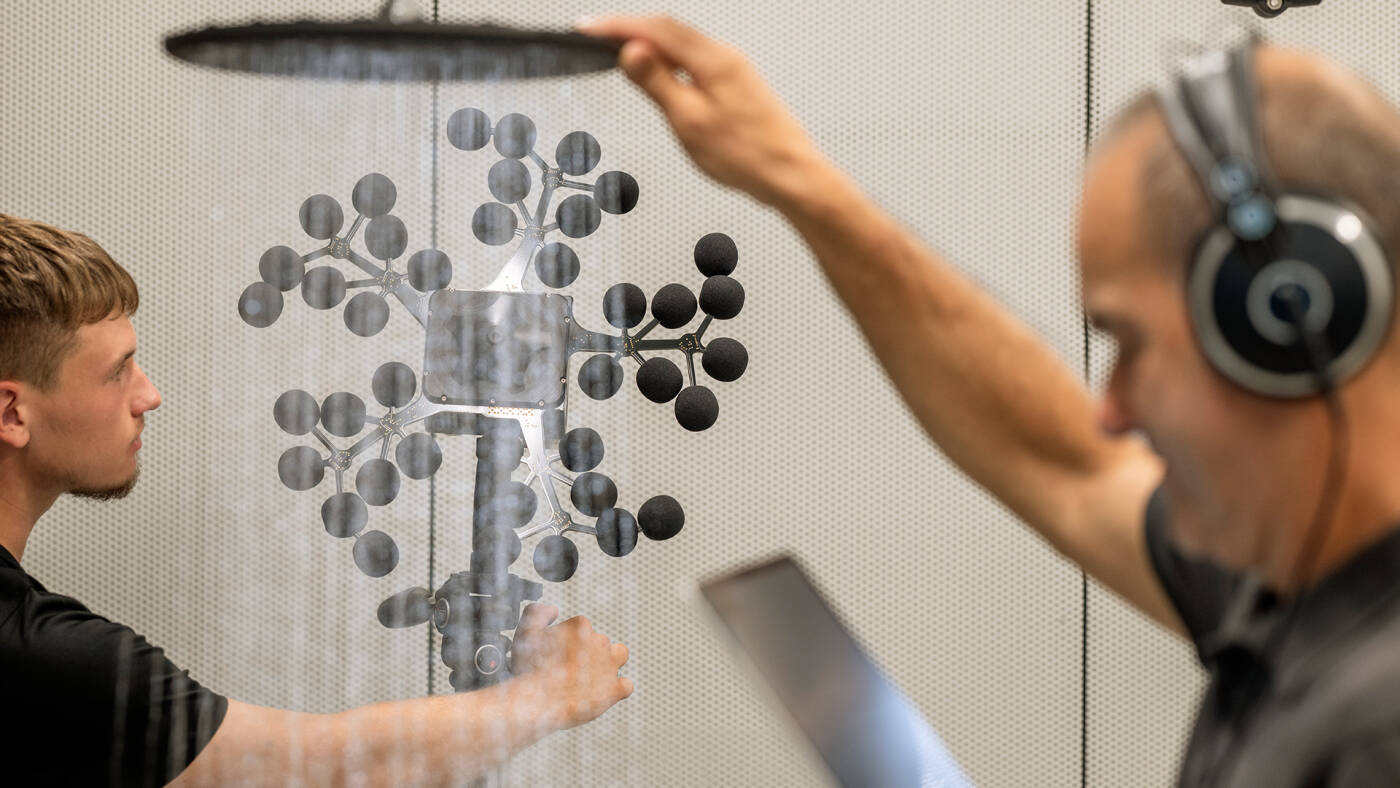 Pracownicy sprawdzają akustyczną sygnaturę wody.