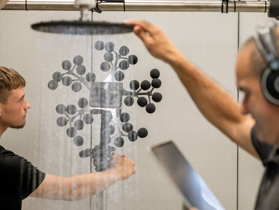 Eksperter optager lyden af vand fra en bruser med mikrofon.