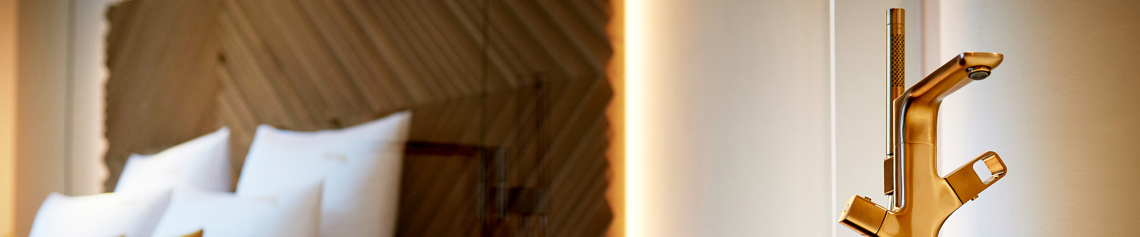 AXOR Uno in gold look in an exclusive hotel bathroom. AXOR Uno in gold look in an exclusive hotel bathroom.