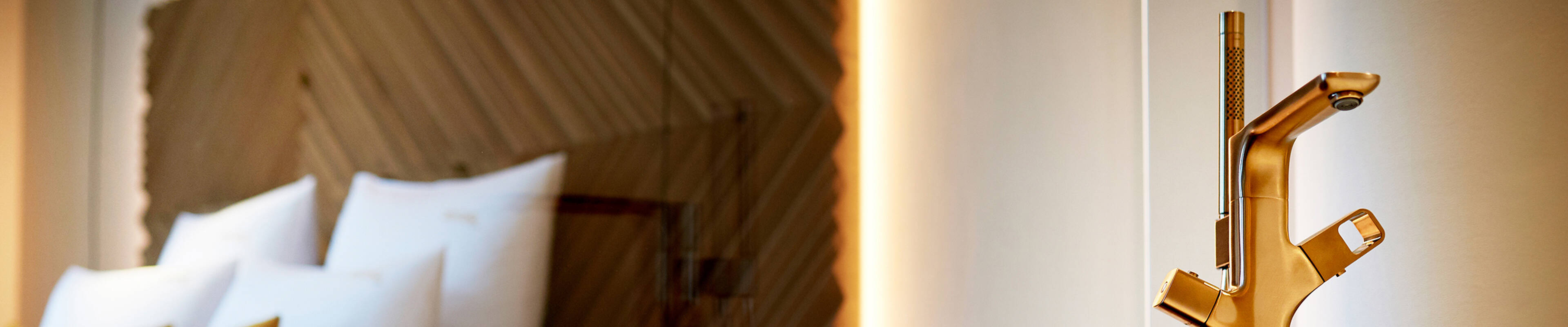 AXOR Uno en color oro en el baño de un hotel exclusivo.