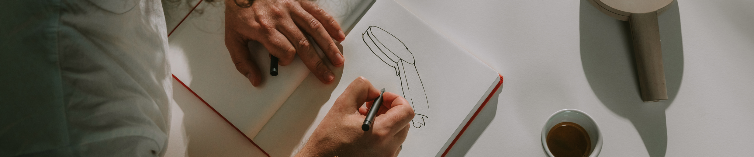 Un diseñador esboza una teleducha hansgrohe.