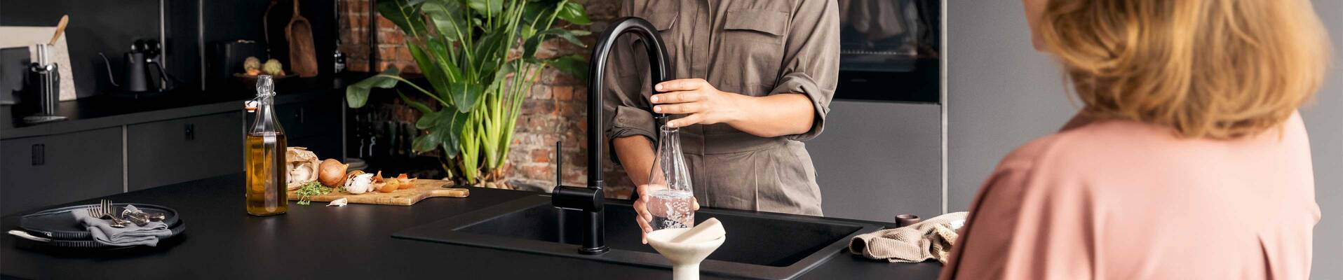 Combination of a wide sink and Select kitchen tap.