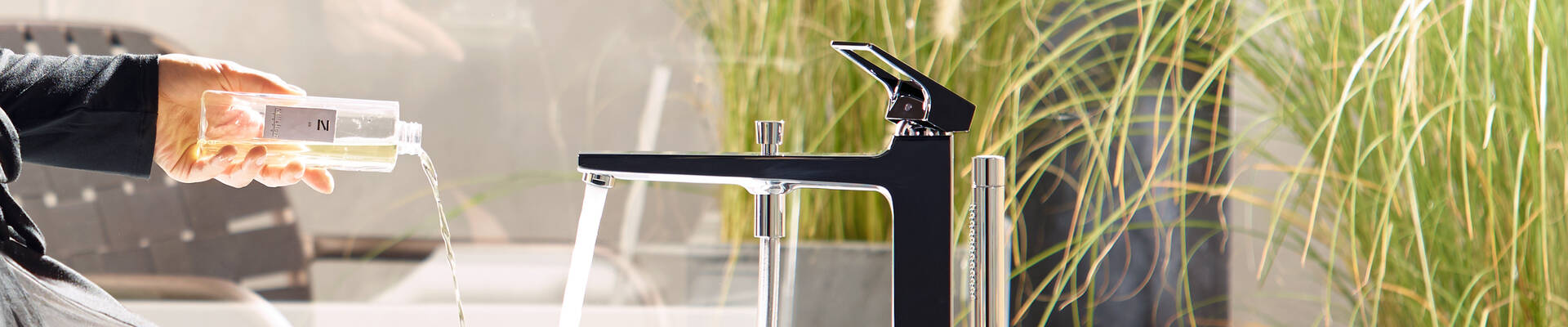 Geometric Metropol design basin mixer for the bathtub. Geometric Metropol design basin mixer for the bathtub.