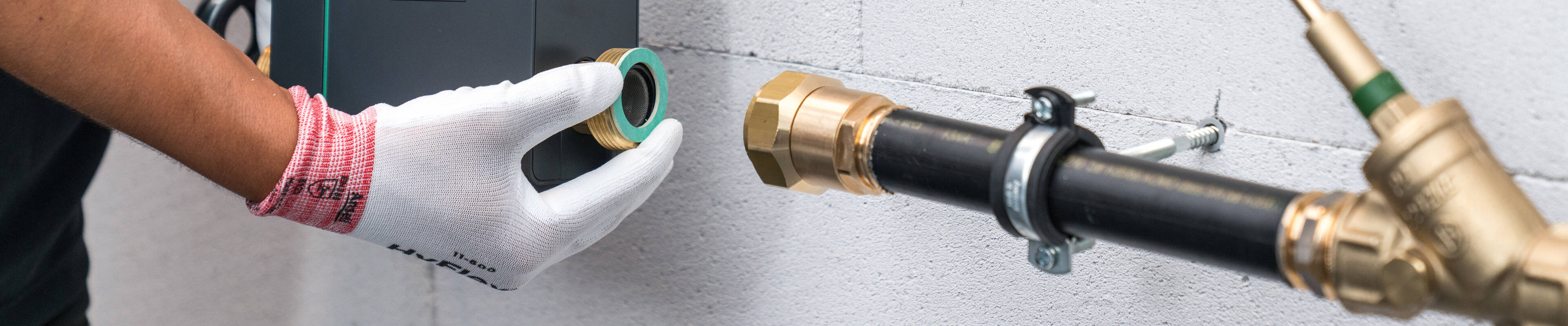 Installateur setzt eine Pontos Base in die Wasserleitung. Installateur setzt eine Pontos Base in die Wasserleitung.