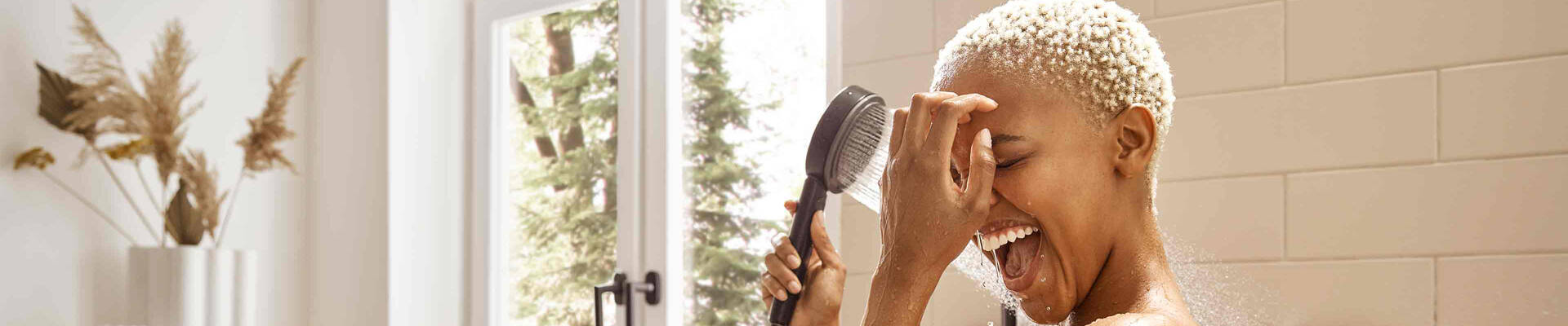 Frau ist begeistert von Pulsify Kopfbrause mit PowderRain.