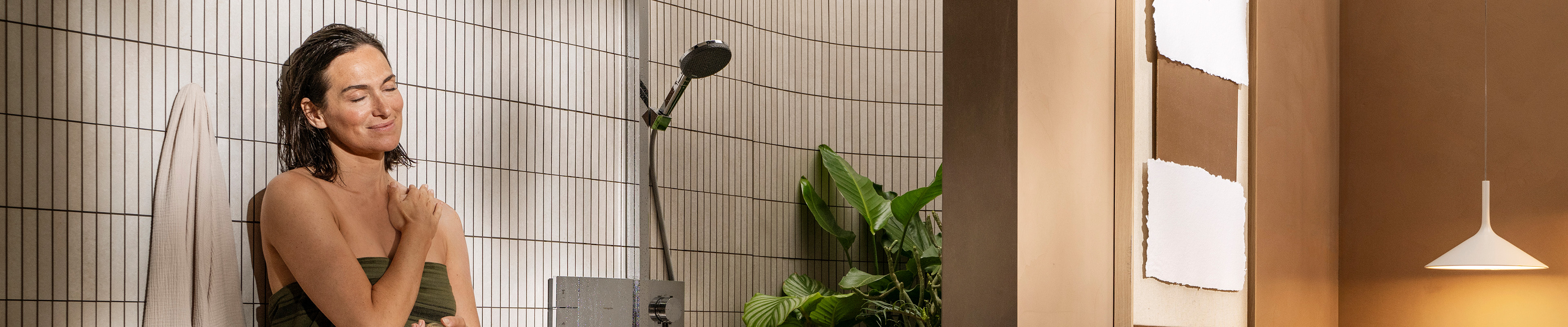 System prysznicowy Raindance Alive w ciepłej aranżacji łazienkowej.