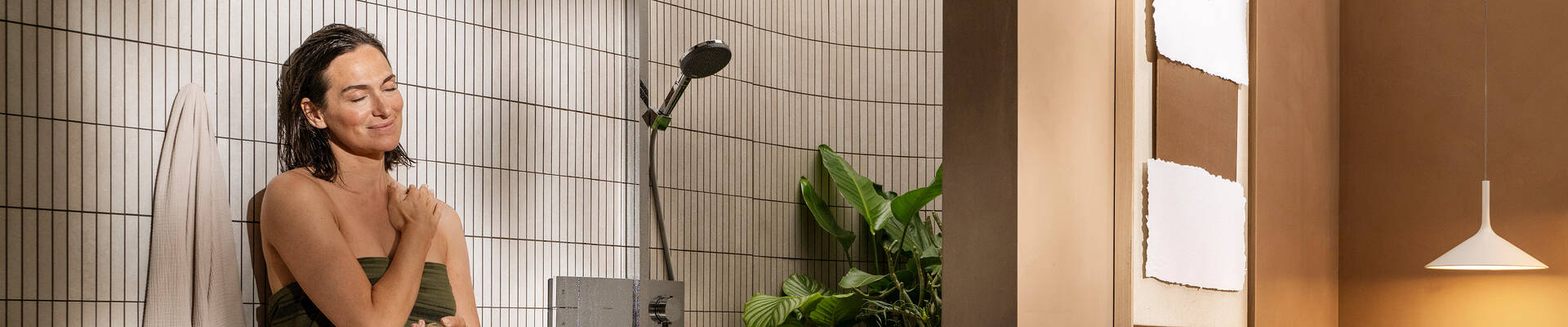 System prysznicowy Raindance Alive w ciepłej aranżacji łazienkowej.